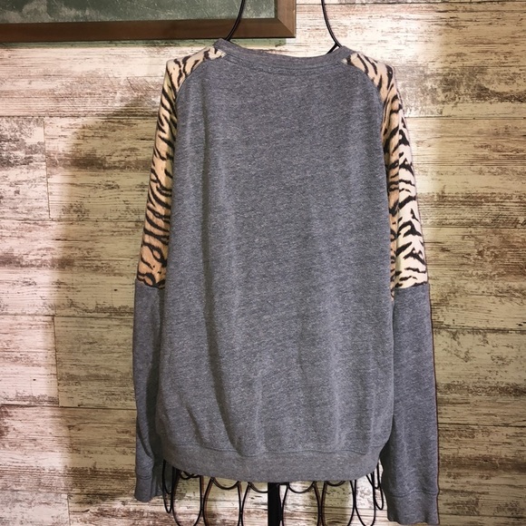 Pink Victoria’s Secret tiger print sweatshirt crew neck over sized size medium - Picture 5 of 5